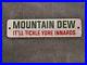 RARE-1950s-MOUNTAIN-DEW-TICKLE-YORE-INNARDS-PORCELAIN-METAL-CRATE-TAG-SIGN-SODA-01-wepu