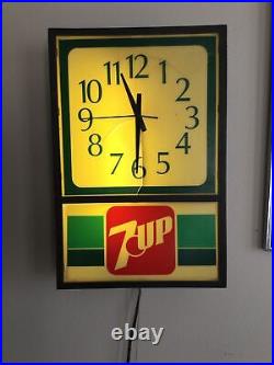 Vintage 7Up Sign. Lites Up