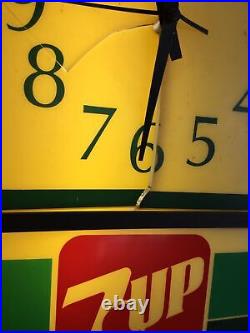 Vintage 7Up Sign. Lites Up